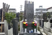 名字被刻在男友親人墓碑　分手後求「除名」遭拒女子怒提告