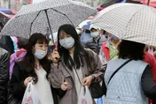 午後雷陣雨全台有感　入夜後東北季風增強「2地區」濕又涼