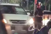 休旅車駕駛拒檢…高雄警「持棍猛敲破窗」　下秒他竟倒車逃逸