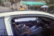 影/賓士雙門跑車停世新大學後門　駕駛陳屍車內為明仁會成員