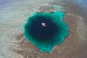 3座自由女神那麼深！科學家發現世界第二大藍洞　或藏有外星生命秘密