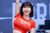 「人間蜜桃」衣服超短！一舉手衣狂縮　Q彈乳險爆開…李多慧也按讚