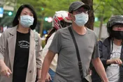 不見17年正宮！宋少卿「打包短髮熟女回家」街頭狂放閃