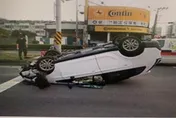 高雄轎車急閃聯結車翻覆「底朝天」　1婦人受傷送醫