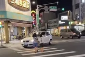 影/姊弟綠燈走斑馬線白車右轉未煞險撞　父錄影怒罵：你不用讓喔！