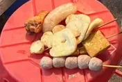 沒品！他「弄掉烤肉攤一堆食物」裝沒事結帳閃人　全網怒噴：誰家的小孩