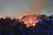 影/高雄大寮火燒山！水源不足狂燒4小時　76警消漏夜搶救