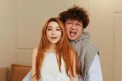 凌晨現身桃機！納豆攜女友飛日本…依依秀小腿喊：貼了再上
