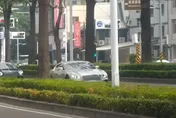 影/高雄街頭驚見3億「賓利車隊」！專家建議「閃遠一點較安全」