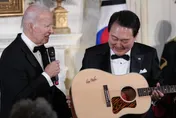 影/開嗓嚇到拜登！尹錫悅高唱「美國派」搏感情　拜登送吉他讚：我都不知道你會唱歌