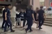 影/旅館約談判見對方烙好多人…他急忙報警　警搜出電擊槍、手銬全法辦