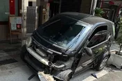 影/油門當煞車踩！高雄女駕駛緊張撞7機車外加1民宅　4人送醫
