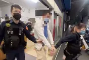 不要命！囂張毒蟲拒盤查當場吞毒　員警急壓制從嘴巴內挖出「證物」