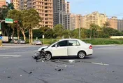 影/疑未禮讓釀禍！千萬賓士越野車慘遭轉彎國產小車「鏟翻」連滾3圈　再擊落機車騎士
