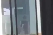 小情侶教室開燈「活春宮」！全校百人夜奔觀戰　大砲鏡頭都來了
