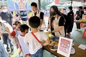 孩子童言「媽媽都在追劇」！少輔會宣導防範網路成癮　鼓勵「和孩子一起放下手機」