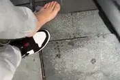 影/誇張！陸五一長假2.4億人塞爆景點　男子遊迪士尼竟被擠到「鞋子不見」