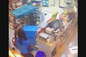 影/傻眼！阿伯騎代步車「人肉保齡球」直撞超商　店員嘆這次最誇張