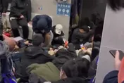影/陸五一長假亂象頻出！遊客沒訂到飯店　風景區集體「睡公廁」過夜