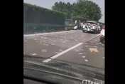 影/高速上兩車追撞「紙鈔灑滿地」！網友狂轉發…真相曝光全傻了
