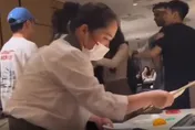 影/大陸四川海底撈上演「全武行」！店員淡定收餐具熱湯　網讚爆：太機智了
