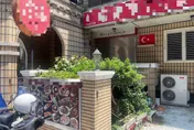 離奇！高雄華廈驚見男子倒臥1樓花圃明顯身亡　同住姊渾然不知「弟弟陳屍樓下」