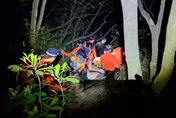攀登波津加山出意外！70歲男跌落3米深石縫　警消連夜搶救