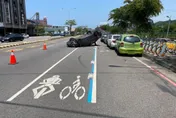 人呢？台中小客車自撞路邊2車後「烏龜翻」　駕駛不知去向