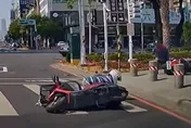 影/衰預測無誤！「你看那三寶騎機車」才講完　綠燈亮馬上撞車上妹子嚇歪