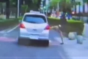 影/沒禮讓行人？短裙OL爆氣當街「90度抬腿猛踹」　猛攻轎車「中路」險走光