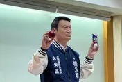 楊永明控對手送蘋果、蠻牛影響選民　羅智強喊冤「沒違法」：明起不再發放