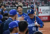 2分砲炸裂！換回弟弟張育成「戰斧球棒」　張進德本季首轟出爐