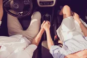 省旅館錢！兒子前座玩手機　人妻、小王車震LIVE「成人教育」現場教授