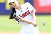 影/女神一桿進套！韓高爾夫正妹跨界開球　大聯盟看了也羨慕