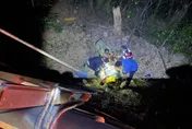影/屏東台24線騎士衝出護欄！跌落10公尺、40度斜坡　緊急被送醫治療