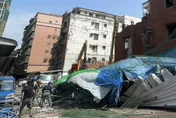 轟隆巨響！新北三重危老建築鷹架突倒塌　住戶嚇壞