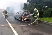 快訊/國2驚傳火燒車！小客車「不明原因」燒成火球　占用2車道一度回堵4公里