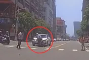 影/阿伯出事了！三寶騎車「闖紅燈直撞轎車」　民眾過馬路險被撞