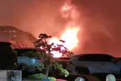 快訊/夜空染紅！嘉義水上車輛回收場大火　消防人員搶救中
