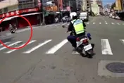 影/公然違規警不理！被提醒「闖燈ㄟ」才鳴笛衝　他魔性笑聲超邪惡