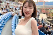 影/「二壘妹」開心朝聖李多慧！球場「1舉動」挨轟噁心　本人無奈發聲了