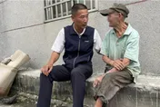 吃剩菜、睡躺椅！8旬拾荒翁獨養2身障兒　安置問題傷腦筋