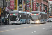 影/又是台中公車！「蛇行急切壓中線」客運900路危駕挨轟