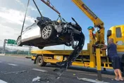 影/台74線清水路段驚傳追尾車禍　小貨車雜物散落1傷送醫