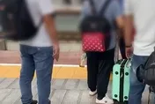 影/看不懂車站告示牌　旅客開口問反被工作人員嗆「回家學好再來坐車」