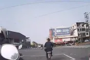 太暖！高雄婦人騎腳踏車迷路　貼心警察「代騎」送回淑女車