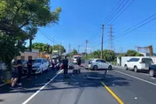 影/拳頭硬了！死亡車禍撞死兩婦　路人忙搶救...肇事下士卻坐路旁抽菸滑手機