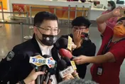 影/駁斥「人力吃緊」質疑！張國煒駕機回台現身桃園　親曝班機延誤內幕
