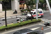 影/悚！高雄騎士闖紅燈　下一秒4機車「保齡球式追撞」1重摔命危