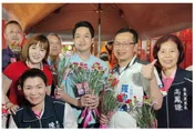 蔣萬安驚喜現身！同框羅智強發母親節康乃馨  網暴動嗨翻